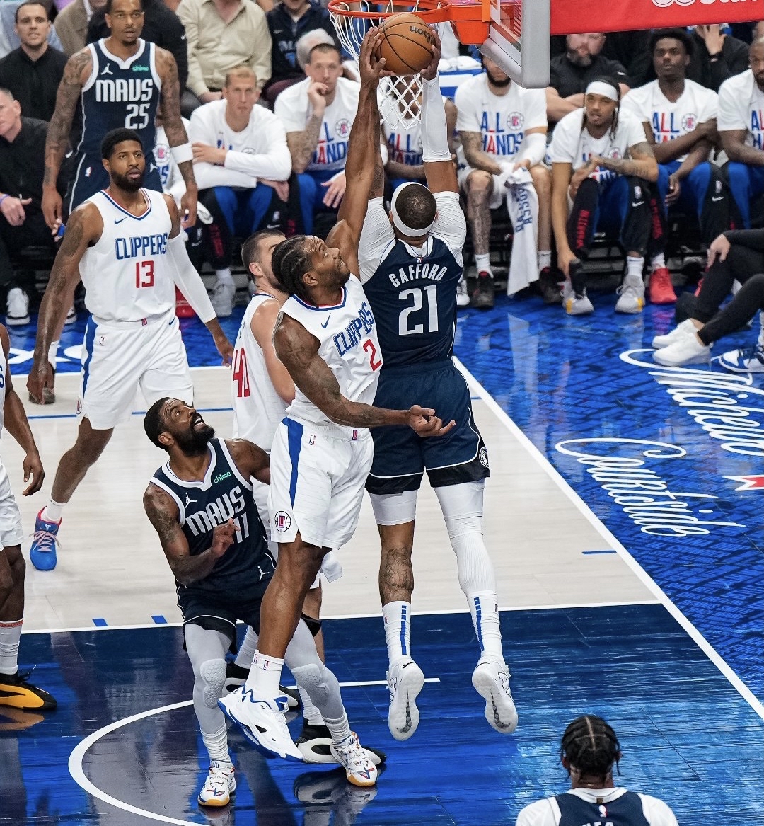 爱游戏APP下载关于夺冠首场状态出色，快船观众沸腾！，莱万多夫斯基重返赛场比赛高潮迭起的信息